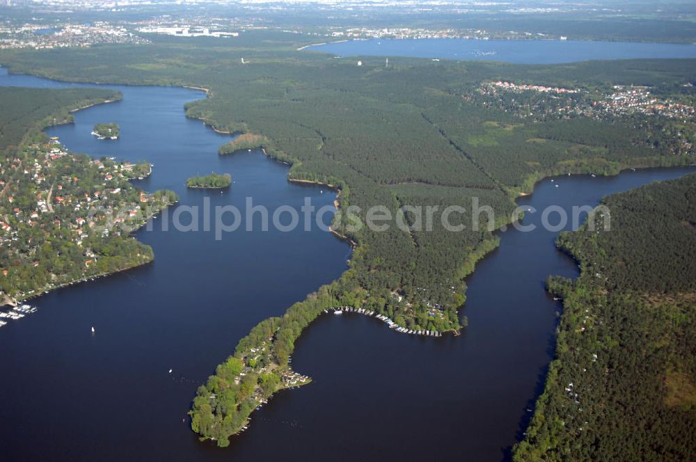 Aerial photograph Berlin - Blick über Anlegestellen in Karolinenhof auf die Halbinsel Krampenburg an den zwei Seen, Langer See und Große Krampe. Im Hintergrund der Stadtteil Müggelheim mit Müggelsee.