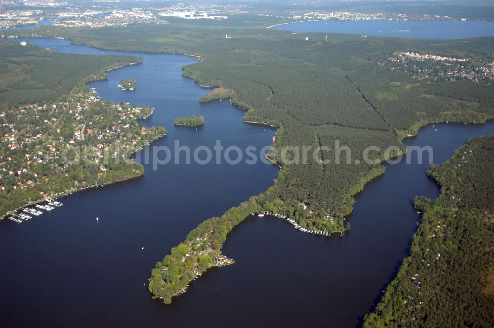 Berlin from above - Blick über Anlegestellen in Karolinenhof auf die Halbinsel Krampenburg an den zwei Seen, Langer See und Große Krampe. Im Hintergrund der Stadtteil Müggelheim mit Müggelsee.