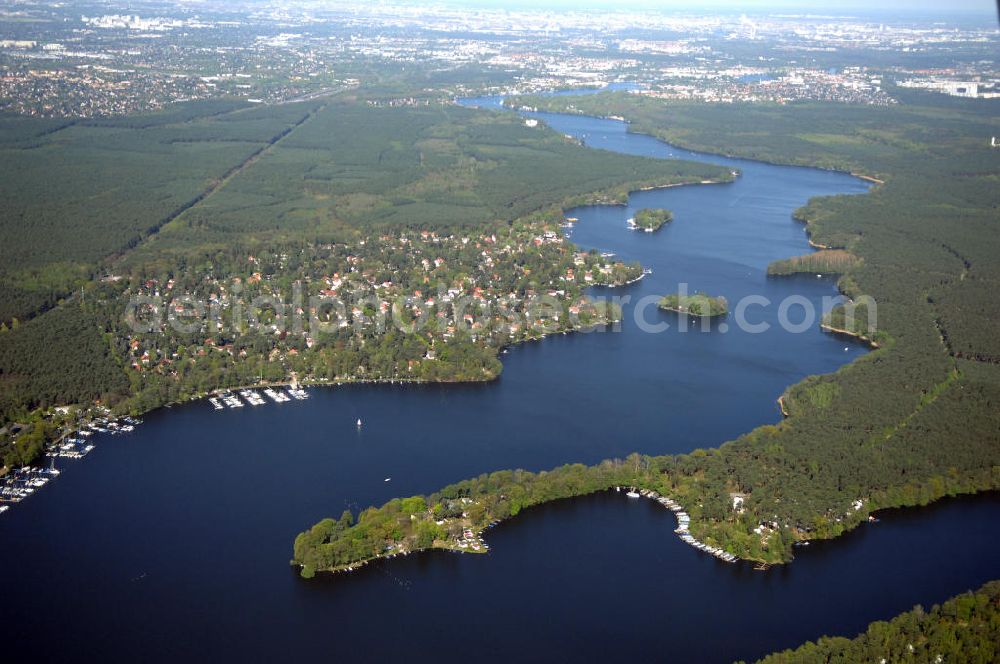 Berlin from the bird's eye view: Blick über die Halbinsel Krampenburg an den zwei Seen, Langer See und Große Krampe auf Karolinenhof.