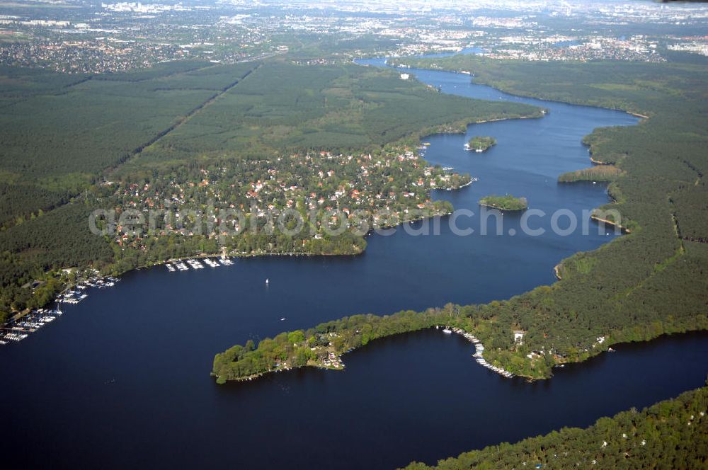 Aerial image Berlin - Blick über die Halbinsel Krampenburg an den zwei Seen, Langer See und Große Krampe auf Karolinenhof.