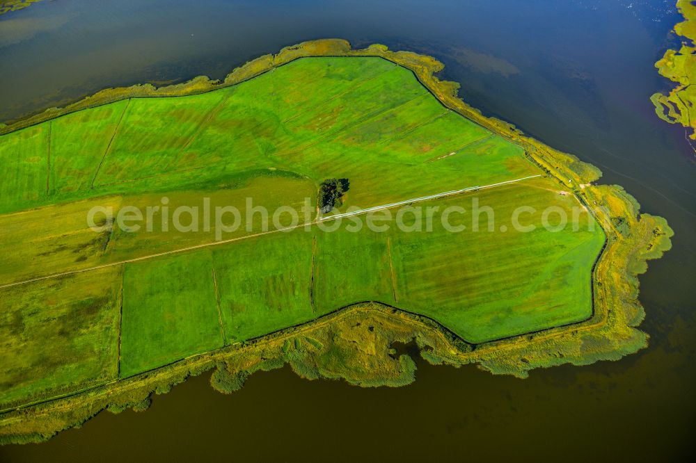 Aerial photograph Pruchten - Peninsula with land access and shore area Oie Kirr in Pruchten at the baltic coast in the state Mecklenburg - Western Pomerania, Germany