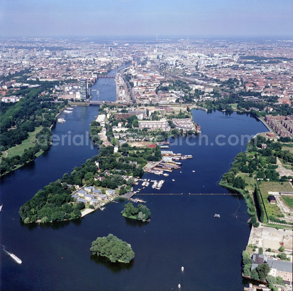 Aerial photograph Berlin - The Strahlau peninsula in Berlin-Friedrichshain is a tongue of land between the Spree and Rummelsburger bay. In recent years, created high-quality residential property with some direct connection to the popular waterfront. Sport and leisure boats can moor at various piers