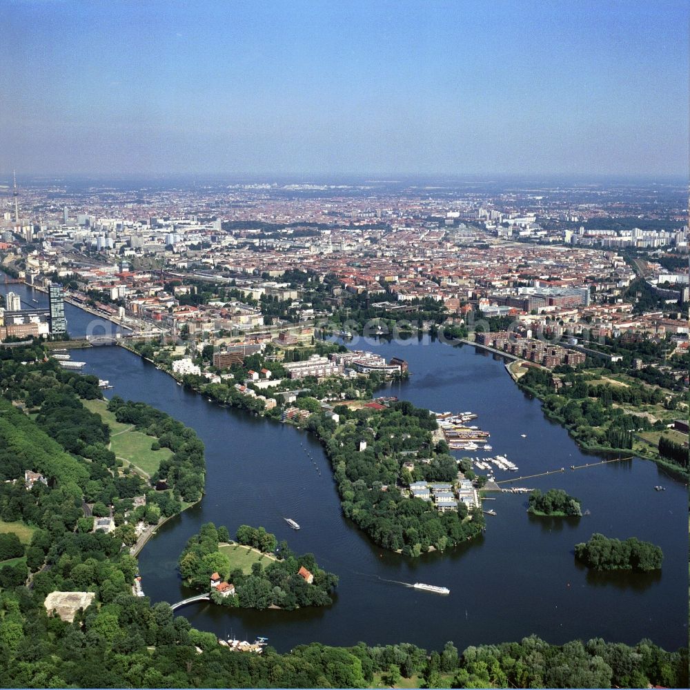 Aerial image Berlin - The Strahlau peninsula in Berlin-Friedrichshain is a tongue of land between the Spree and Rummelsburger bay. In recent years, created high-quality residential property with some direct connection to the popular waterfront. Sport and leisure boats can moor at various piers. Am Treptower - the riverside is called the Isle of Youth, also abbey island. On the left side the high-rise is - Treptower to see