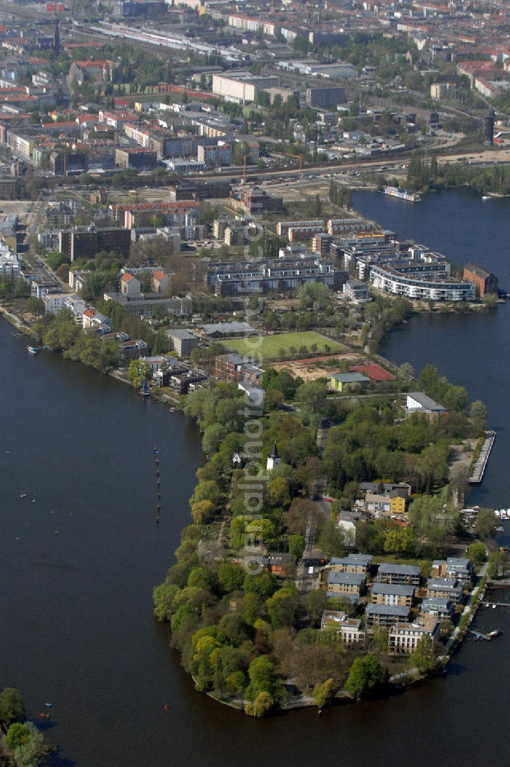 Aerial photograph Berlin - Blick auf die Halbinsel Stralau im Stadtteil Friedrichshain. Die Insel liegt zwischen der Spree und dem Rummelsburger See.