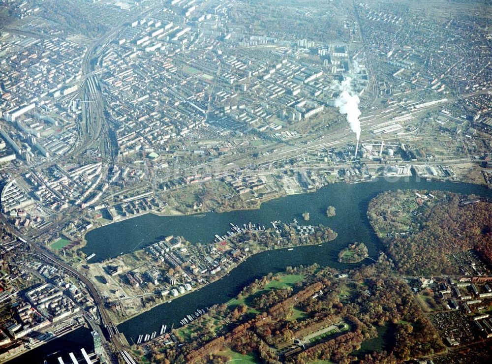 Berlin - Friedrichshain from the bird's eye view: Halbinsel Stralau mit der Rummelsburger Bucht.