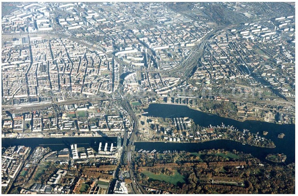 Berlin - Friedrichshain from above - Halbinsel Stralau mit der Rummelsburger Bucht und den Treptowers.