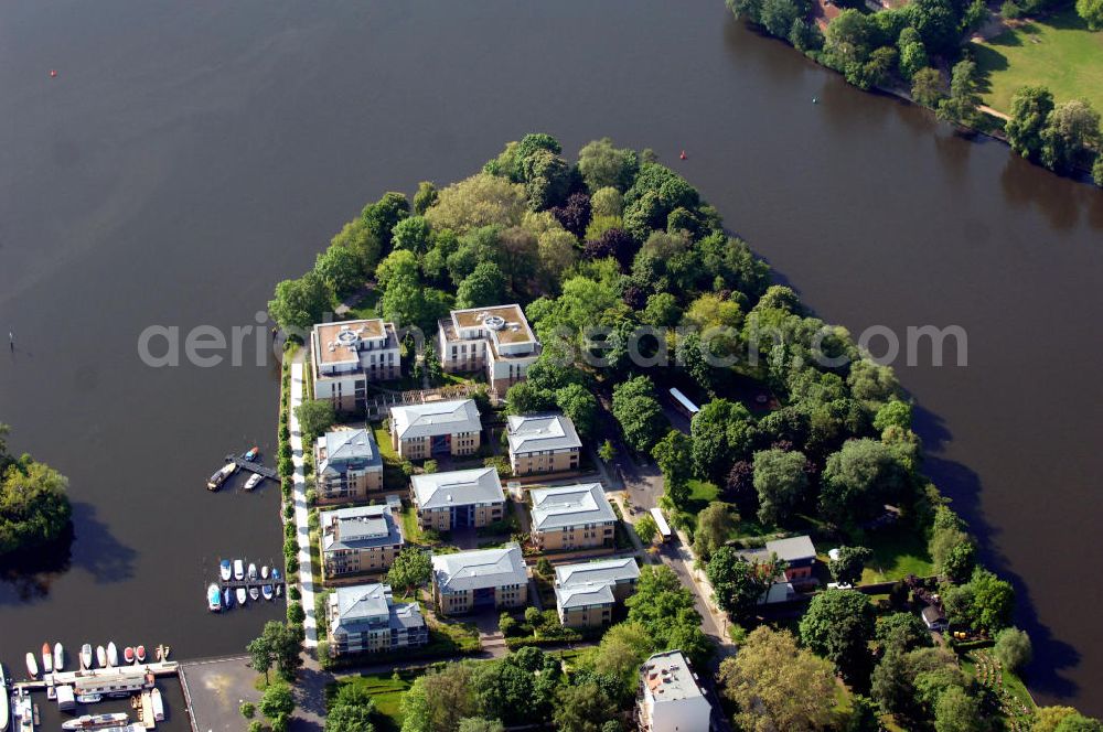 Aerial photograph Berlin-Friedrichshain - Mehrfamilienhäuser auf der Stralauer Halbinsel am Rummelsburger See im Stadtbezirk Friedrichshain-Kreuzberg. The Stralau peninsula at the lake Rummelsburger See in Berlin Friedrichshain-Kreuzberg.