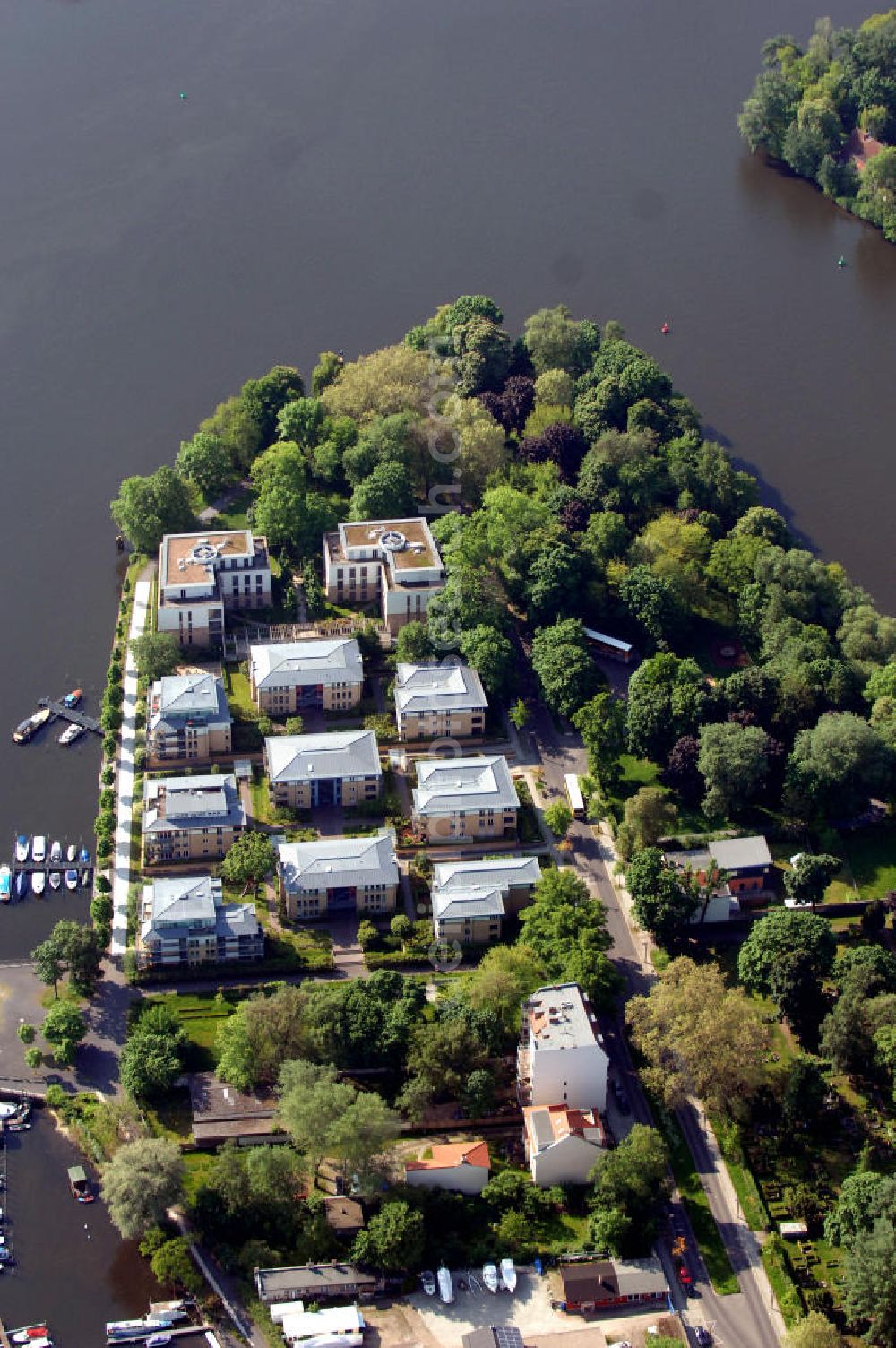 Berlin-Friedrichshain from above - Mehrfamilienhäuser auf der Stralauer Halbinsel am Rummelsburger See im Stadtbezirk Friedrichshain-Kreuzberg. The Stralau peninsula at the lake Rummelsburger See in Berlin Friedrichshain-Kreuzberg.