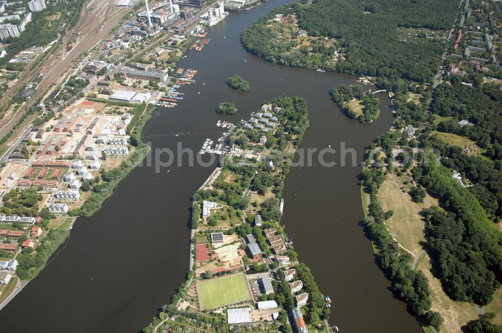 Aerial photograph Berlin - Blick auf die Halbinsel Stralau am Rummelsburger See mit dem Entwicklungsgebiet an der Rummelsburger Bucht.