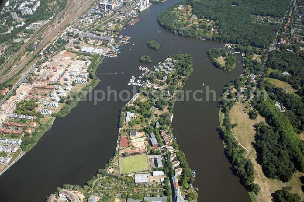 Aerial image Berlin - Blick auf die Halbinsel Stralau am Rummelsburger See mit dem Entwicklungsgebiet an der Rummelsburger Bucht.