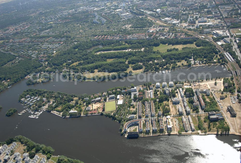 Berlin from the bird's eye view: Blick auf die Halbinsel Stralau am Rummelsburger See mit dem Entwicklungsgebiet an der Rummelsburger Bucht.