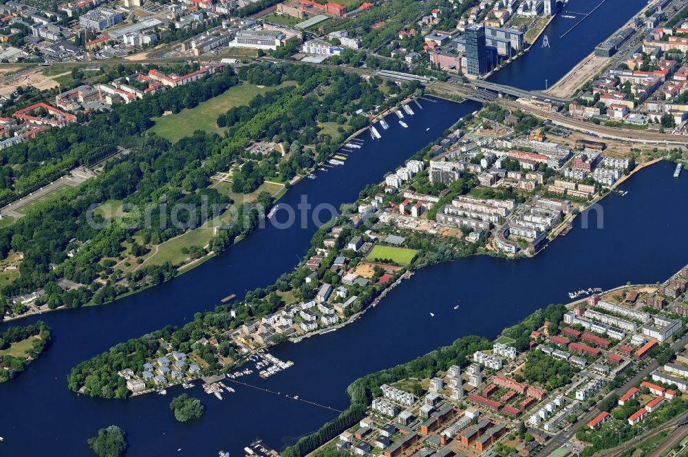 Berlin from the bird's eye view: Stralau peninsula on the Spree course and Rummelsburger Bay in Berlin - Friedrichshain