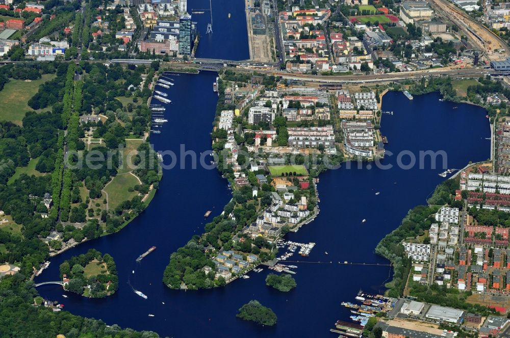 Aerial image Berlin - Stralau peninsula on the Spree course and Rummelsburger Bay in Berlin - Friedrichshain