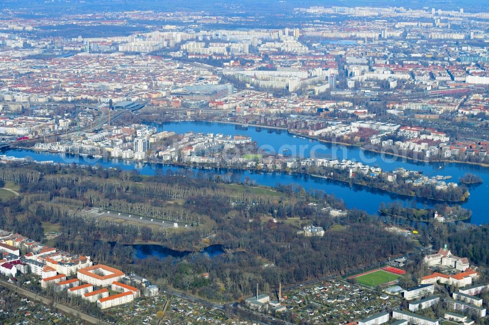 Berlin from the bird's eye view: Stralau peninsula on the Spree river at the Rummelsburger Bucht in the district Friedrichshain in Berlin