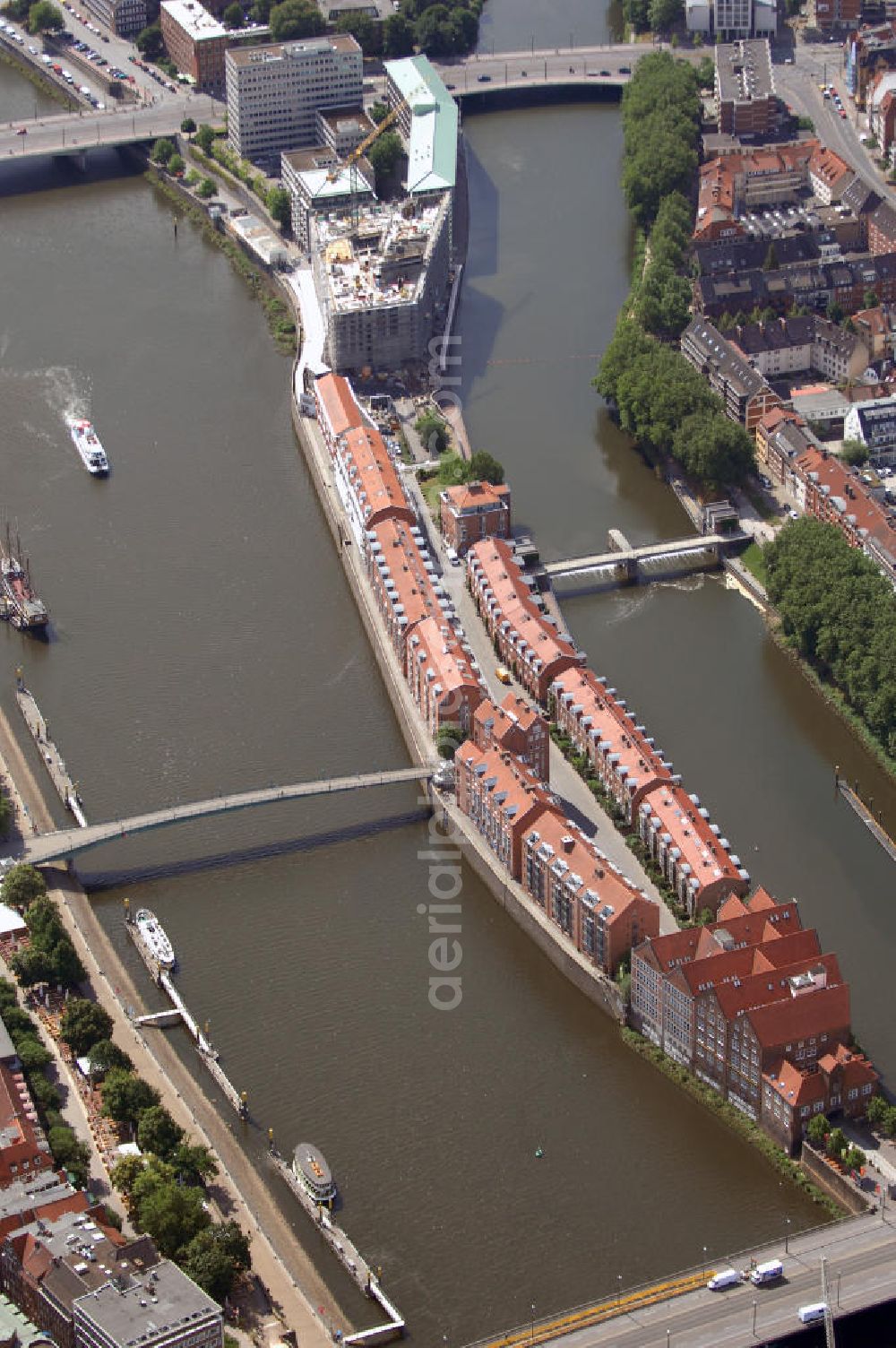 Aerial photograph Bremen - Blick auf die Halbinsel Teerhof im Stadtteil Neustadt in Bremen. Teerhof ist eine kleine Halbinsel, die sich zwischen dem Fluss Weser und einem Seitenarm von ihr, der Kleinen Weser gegenüber der Altstadt befindet. Auf dem Gebiet wurde im 15. Jahrhundert ein Teerhaus errichtet, woraufhin die Insel ihren Namen erhielt. Die Besiedlung mit den Packhäusern fand im 19. Jahrhundert statt. Aufgrund der Zerstörung im Zweiten Weltkrieg blieb ein Teil des Teerhofs brach, bis zur Errichtung neuer Wohnhäuser im Stil der Packhäuser ab den 1990er Jahren. Kontakt Touristinfo: Bremer Touristik - Zentrale - Gesellschaft für Marketing und Service mbH, Findorffstraße 105, 28215 Bremen, Tel. +49(0)1805 101030, Telefax +49(0)421 30 800 30