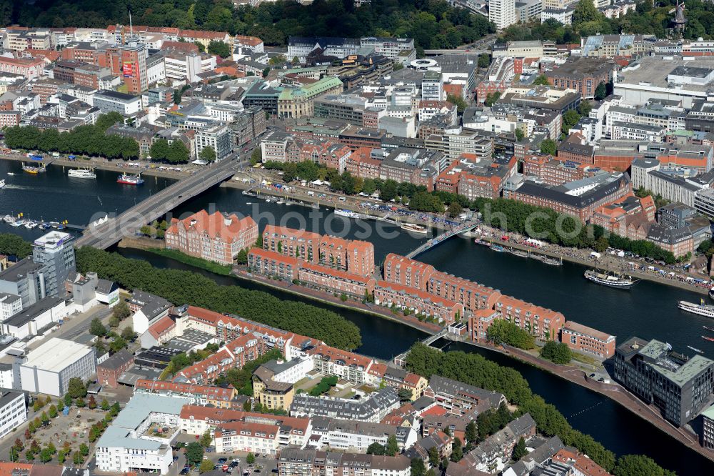 Aerial photograph Bremen - Teerhof Peninsula between the rivers Weser and Kleine Weser in front of the historic town centre of Bremen in Germany. The Museum of Modern Art Weserbug is located in the North of the isle