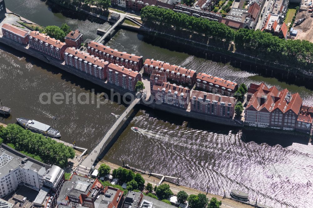 Aerial photograph Bremen - Teerhof Peninsula between the rivers Weser and Kleine Weser in front of the historic town centre of Bremen in Germany. The Museum of Modern Art Weserbug is located in the North of the isle