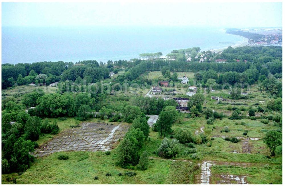 Wustrow from above - 15.08.2004, Halbinsel Wustrow an der Ostsee in Mecklenburg-Vorpommern, Die Zukunft der Insel ist jetzt noch ungewiß. Planungen von Fundus über die Entwicklung (Bebauung) stießen immer wieder auf heftigen Widerspruch in Rerik, denn umstritten ist, wieviele Menschen, mit allen Folgebelastungen, die ca. 12 Kilometer lange Insel vertragen kann. Rund zwei Drittel der Insel sind Naturschutzgebiet und bieten vielen See- und Zugvögeln sowie an deren Tieren und seltenen Pflanzen ein Refugium. Ehem. Militärgelände.