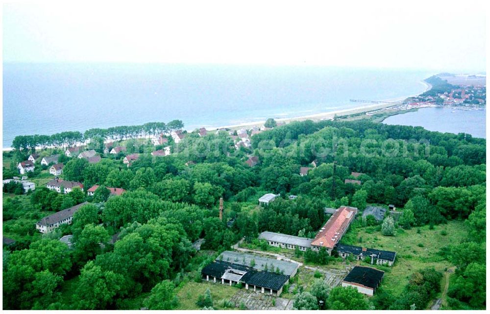 Aerial photograph Wustrow - 15.08.2004, Halbinsel Wustrow an der Ostsee in Mecklenburg-Vorpommern, Die Zukunft der Insel ist jetzt noch ungewiß. Planungen von Fundus über die Entwicklung (Bebauung) stießen immer wieder auf heftigen Widerspruch in Rerik, denn umstritten ist, wieviele Menschen, mit allen Folgebelastungen, die ca. 12 Kilometer lange Insel vertragen kann. Rund zwei Drittel der Insel sind Naturschutzgebiet und bieten vielen See- und Zugvögeln sowie an deren Tieren und seltenen Pflanzen ein Refugium. Ehem. Militärgelände.