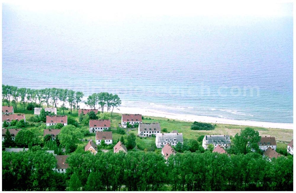 Wustrow from above - 15.08.2004, Halbinsel Wustrow an der Ostsee in Mecklenburg-Vorpommern, Die Zukunft der Insel ist jetzt noch ungewiß. Planungen von Fundus über die Entwicklung (Bebauung) stießen immer wieder auf heftigen Widerspruch in Rerik, denn umstritten ist, wieviele Menschen, mit allen Folgebelastungen, die ca. 12 Kilometer lange Insel vertragen kann. Rund zwei Drittel der Insel sind Naturschutzgebiet und bieten vielen See- und Zugvögeln sowie an deren Tieren und seltenen Pflanzen ein Refugium. Ehem. Militärgelände.