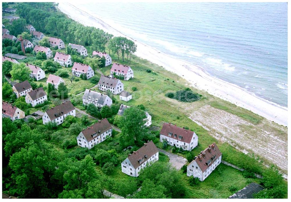 Wustrow from the bird's eye view: 15.08.2004, Halbinsel Wustrow an der Ostsee in Mecklenburg-Vorpommern, Die Zukunft der Insel ist jetzt noch ungewiß. Planungen von Fundus über die Entwicklung (Bebauung) stießen immer wieder auf heftigen Widerspruch in Rerik, denn umstritten ist, wieviele Menschen, mit allen Folgebelastungen, die ca. 12 Kilometer lange Insel vertragen kann. Rund zwei Drittel der Insel sind Naturschutzgebiet und bieten vielen See- und Zugvögeln sowie an deren Tieren und seltenen Pflanzen ein Refugium. Ehem. Militärgelände.