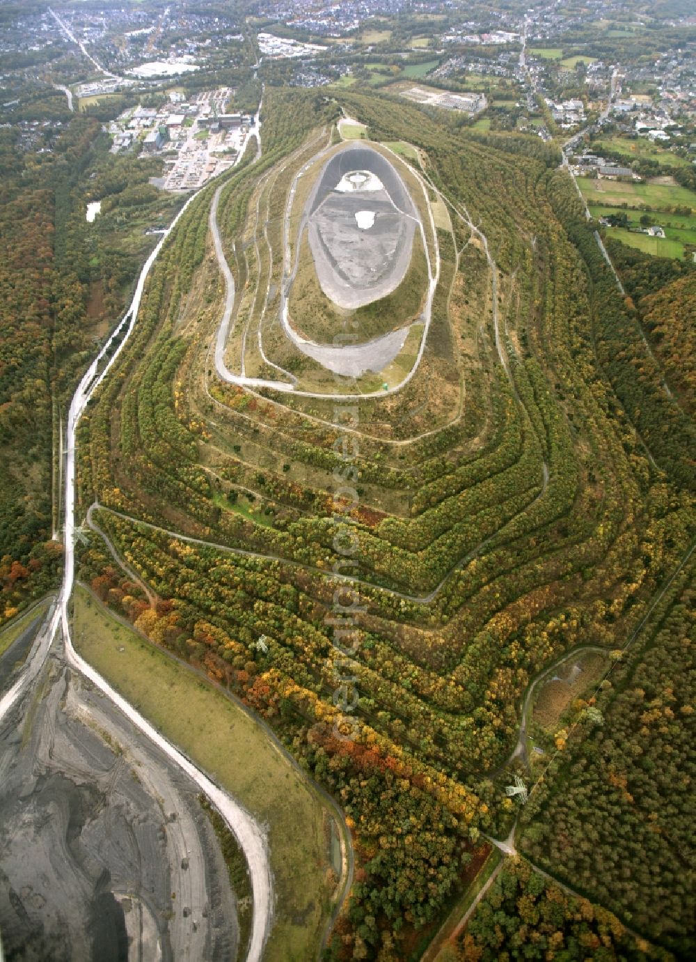 Aerial image Bottrop - View the heap Haniel in Bottrop. The piling up in circles on the North side is still in work