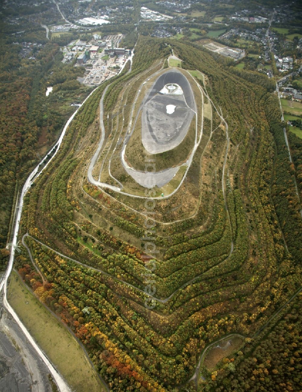 Aerial photograph Bottrop - View the heap Haniel in Bottrop. The piling up in circles on the North side is still in work