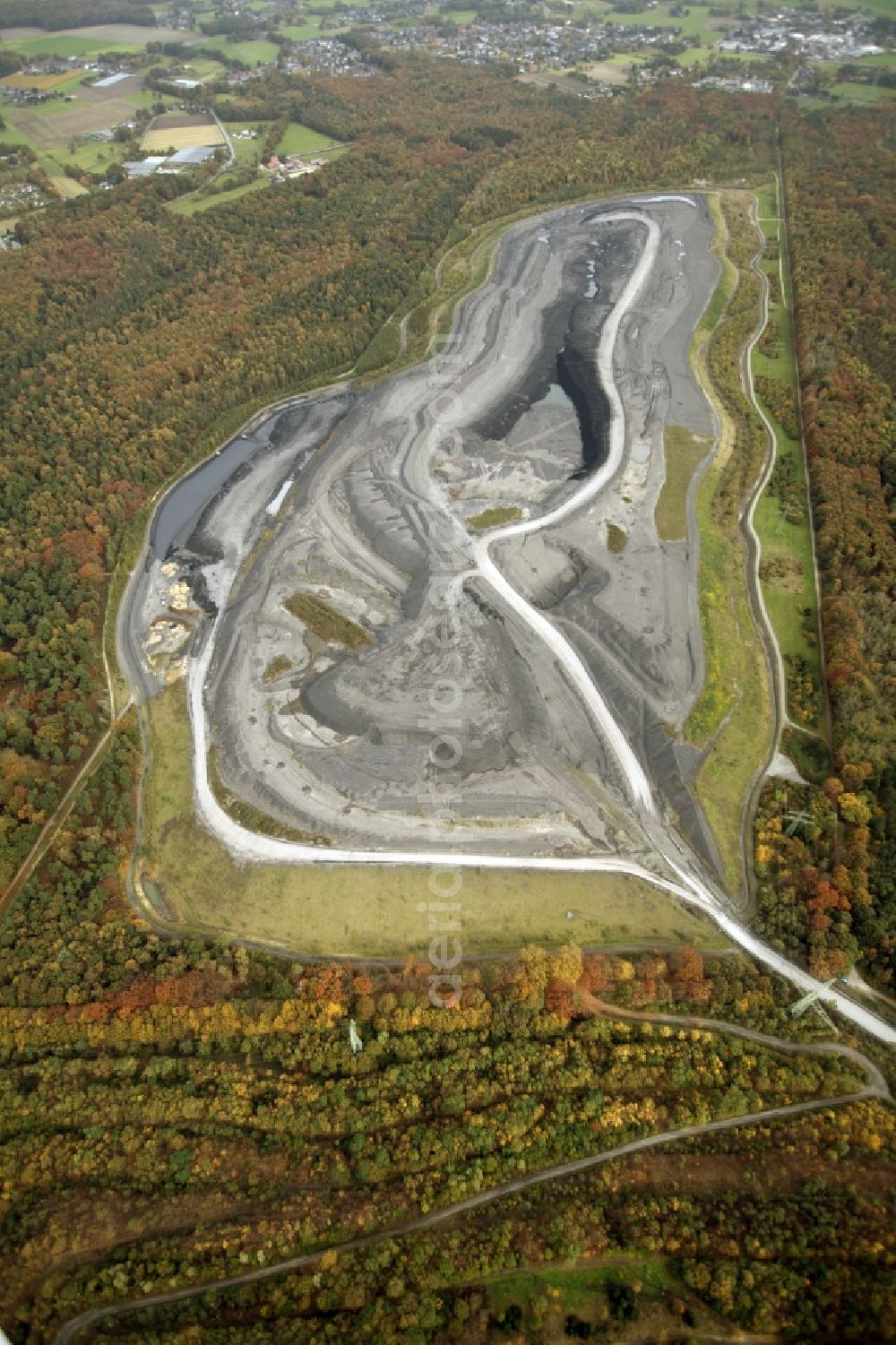 Bottrop from the bird's eye view: View the heap Haniel in Bottrop. The piling up in circles on the North side is still in work