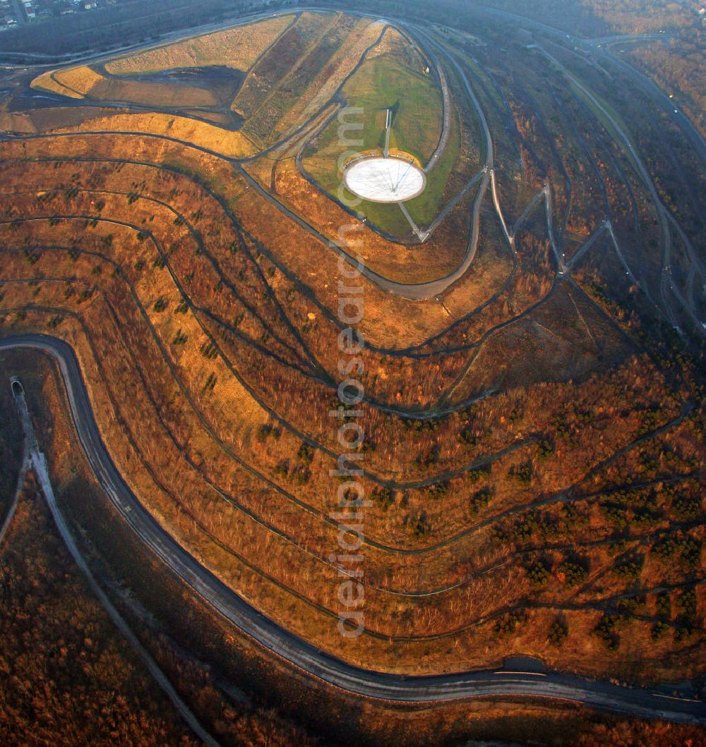 Herten from the bird's eye view: Blick auf die Halde Hoheward. Die Berghalde entstand aus Schüttungen der Zeche Recklinghausen II, der Zeche Ewald und der Zeche General Blumenthal/Haard. Auf dem Plateau befinden sich eine Sonnenuhr und das Horizontobservatorium. View of the heap Hoheward. The mountain slope was lifting from the mines nearby. On the plateau there is a sundial and the horizon observatory.