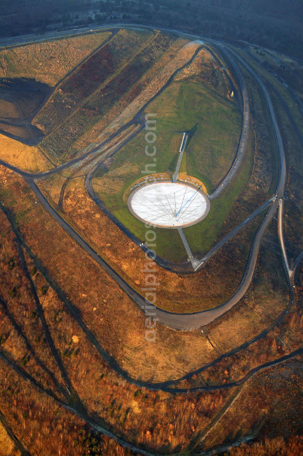 Aerial image Herten - Blick auf die Halde Hoheward. Die Berghalde entstand aus Schüttungen der Zeche Recklinghausen II, der Zeche Ewald und der Zeche General Blumenthal/Haard. Auf dem Plateau befinden sich eine Sonnenuhr und das Horizontobservatorium. View of the heap Hoheward. The mountain slope was lifting from the mines nearby. On the plateau there is a sundial and the horizon observatory.