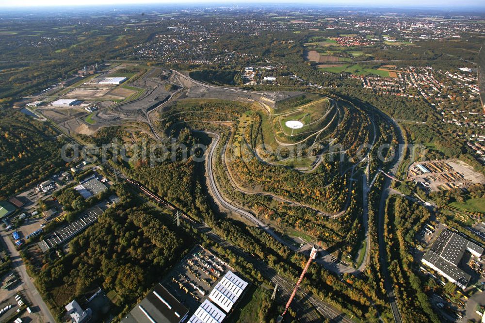 Herten from above - Blick auf die Halde Hoheward. Die Berghalde entstand aus Schüttungen der Zeche Recklinghausen II, der Zeche Ewald und der Zeche General Blumenthal/Haard. Auf dem Plateau befinden sich eine Sonnenuhr und das Horizontobservatorium. View of the heap Hoheward. The mountain slope was lifting from the mines nearby. On the plateau there is a sundial and the horizon observatory.