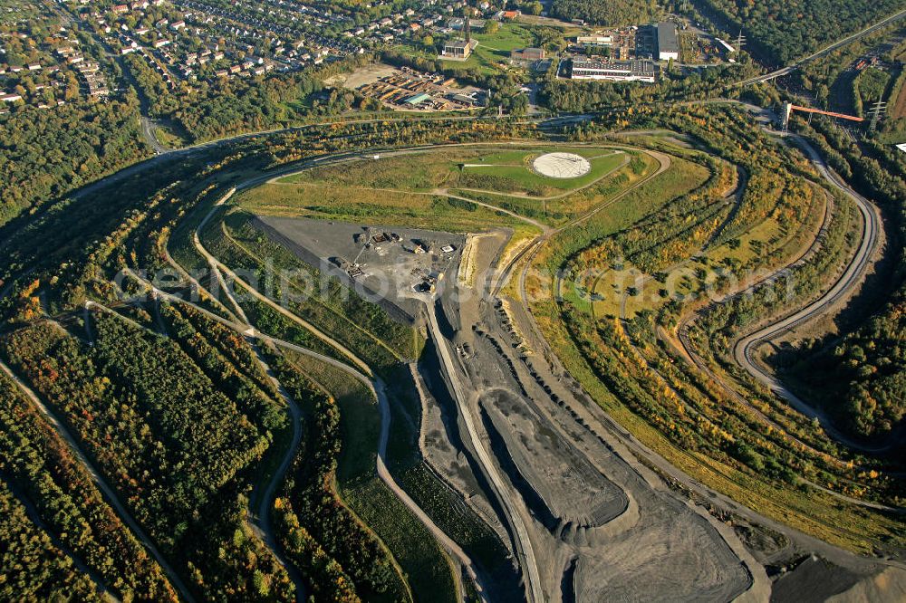 Aerial image Herten - Blick auf die Halde Hoheward. Die Berghalde entstand aus Schüttungen der Zeche Recklinghausen II, der Zeche Ewald und der Zeche General Blumenthal/Haard. Auf dem Plateau befinden sich eine Sonnenuhr und das Horizontobservatorium. View of the heap Hoheward. The mountain slope was lifting from the mines nearby. On the plateau there is a sundial and the horizon observatory.