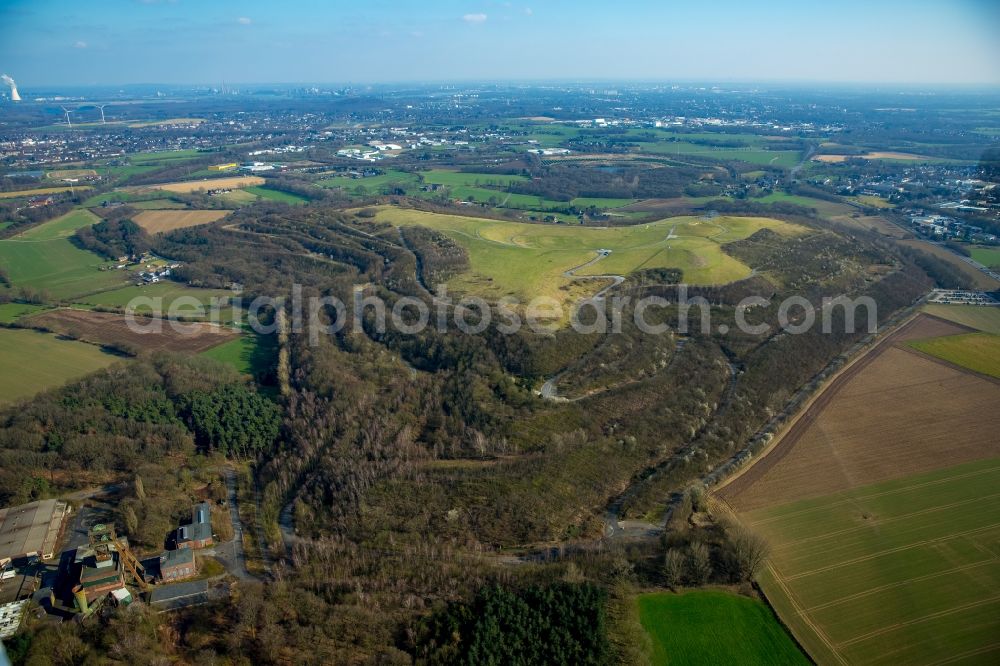 Aerial image Neukirchen-Vluyn - View of the Halde Norddeutschland in Neukirchen-Vluyn in the state North Rhine-Westphalia. It is a redesigned spoil tip which belongs to the former pit Niederberg and is green today