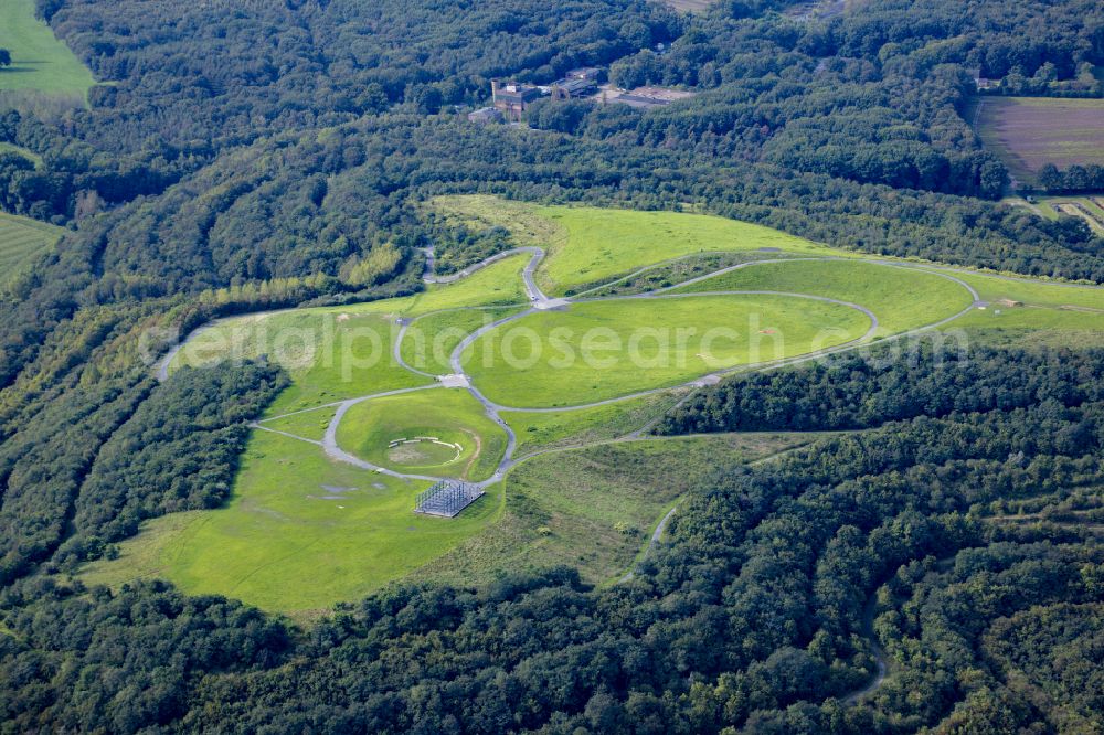 Aerial photograph Neukirchen-Vluyn - View of the Norddeutschland spoil heap in Neukirchen-Vluyn in the state of North Rhine-Westphalia NRW. It is a redesigned spoil heap that belongs to the former Niederberg mine and is now covered in greenery