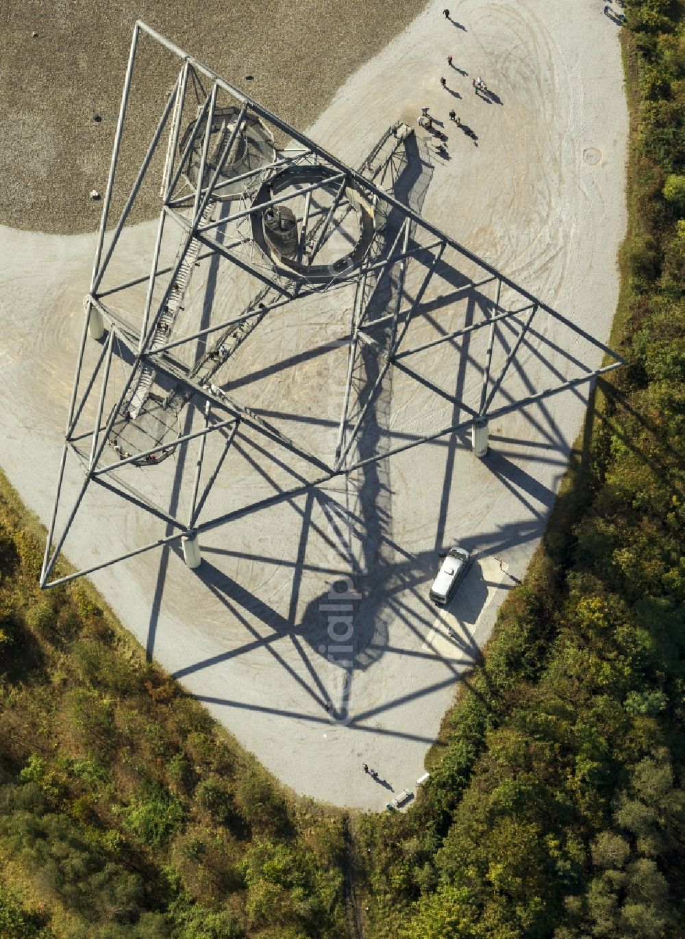 Aerial photograph Bottrop - View of the Haldenereignis Emscherblick in Bottrop in the state North Rhine-Westphalia. The Haldenereignis Emscherblik, also called tetrahedron, is a free accessible observation tower