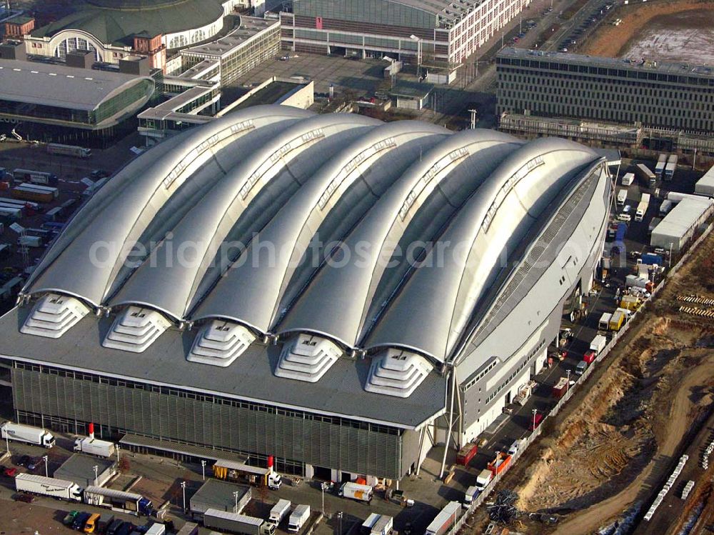 Aerial photograph Frankfurt Main / Hessen - Ästhetisch und funktional: Mit den beiden neuen Gebäuden Halle 3 und Forum erweitert die Messe Frankfurt ihr Flächenangebot auf eine Hallenfläche von über 320.000 m2. Die neue Halle 3 gehört zu den derzeit modernsten und schönsten Messehallen Europas.Grundriss: 220 x 140 m; Gebäudehöhe: 43 m; Bruttorauminhalt: 826.000 m3; Fassade: 20.000 qm; Zwei Veranstaltungsebenen mit einer Bruttoausstellungsfläche von insgesamt rund 38.000m²