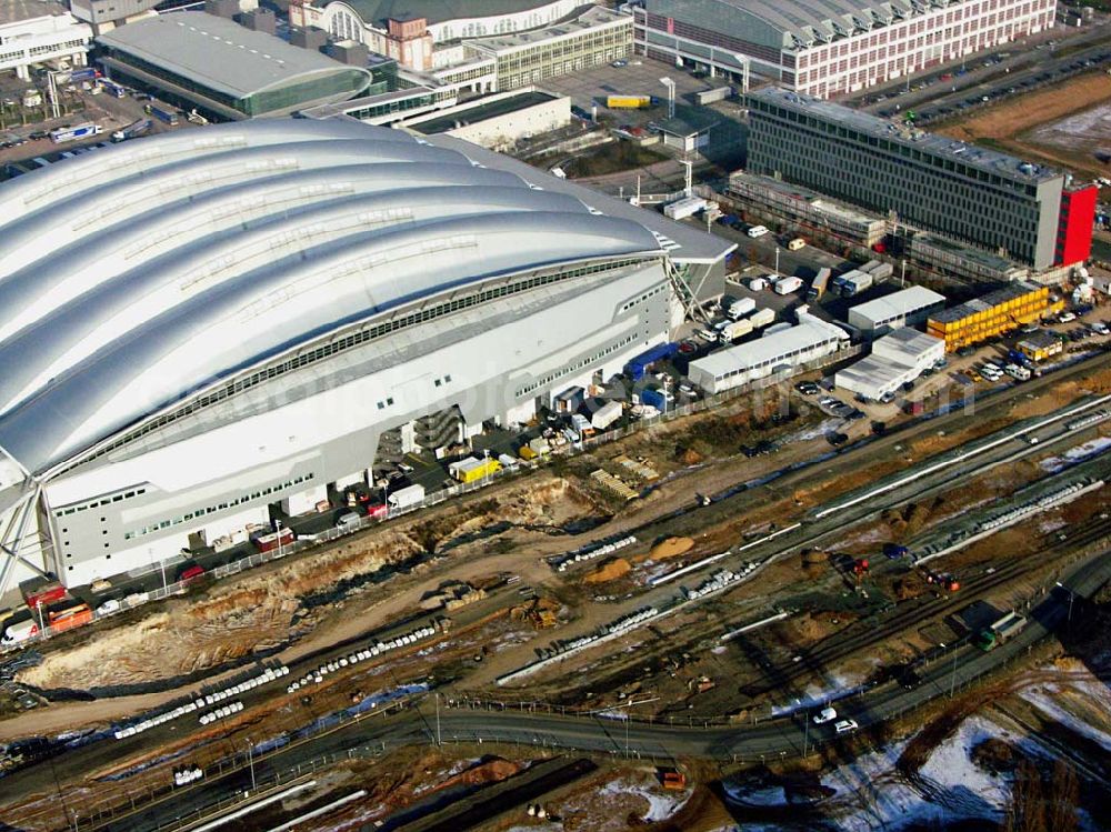 Frankfurt Main / Hessen from above - Ästhetisch und funktional: Mit den beiden neuen Gebäuden Halle 3 und Forum erweitert die Messe Frankfurt ihr Flächenangebot auf eine Hallenfläche von über 320.000 m2. Die neue Halle 3 gehört zu den derzeit modernsten und schönsten Messehallen Europas.Grundriss: 220 x 140 m; Gebäudehöhe: 43 m; Bruttorauminhalt: 826.000 m3; Fassade: 20.000 qm; Zwei Veranstaltungsebenen mit einer Bruttoausstellungsfläche von insgesamt rund 38.000m²