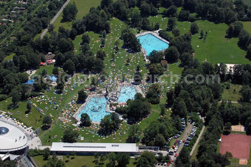 Aerial image München - Blick auf die Schwimmbecken des Freibad West und die Liegewiesen, sowie das Hallenbad. Adresse: Freibad West, Weinbergerstraße 11, 81241 München. Munich 2007/07/15 Look at the swimming pools of the Freibad-West (open air bath), sunbathing area and the indoor swimming pool. Adress see above.