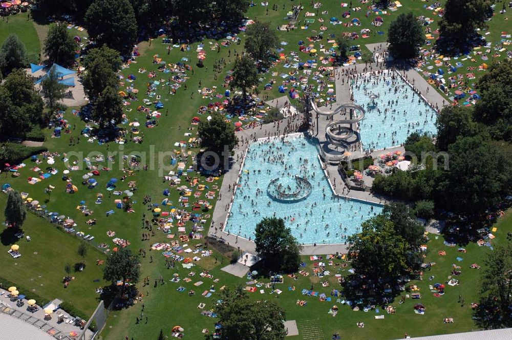 Aerial photograph München - Blick auf die Schwimmbecken des Freibad West und die Liegewiesen. Adresse: Freibad West, Weinbergerstraße 11, 81241 München. Munich 2007/07/15 Look at the swimming pools of the Freibad-West (open air bath) and sunbathing area. Adress see above.