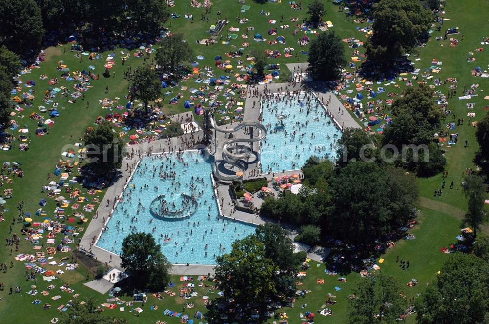 München from above - Blick auf die Schwimmbecken des Freibad West und die Liegewiesen. Adresse: Freibad West, Weinbergerstraße 11, 81241 München. Munich 2007/07/15 Look at the swimming pools of the Freibad-West (open air bath) and sunbathing area. Adress see above.