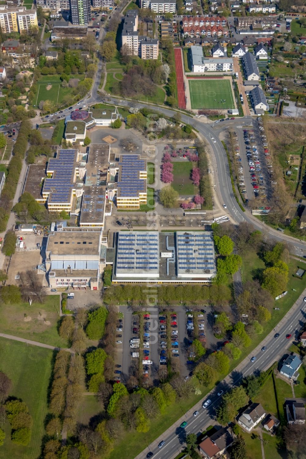 Aerial photograph Unna - Building of the indoor arena Erich Goepfert Stadthalle Unna , die Hellweg-Sporthallen and das Geschwister-Scholl-Gymnasium on Palaiseaustrasse in Unna in the state North Rhine-Westphalia, Germany