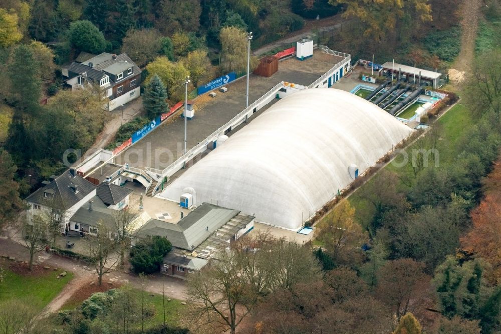 Bochum from above - Hall construction of a membrane coated above the Wiesental bath - outdoor swimming pool in Bochum in the state North Rhine-Westphalia