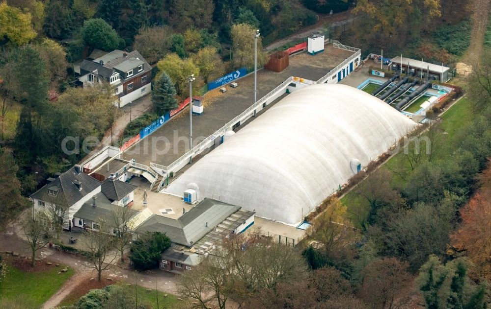 Bochum from the bird's eye view: Hall construction of a membrane coated above the Wiesental bath - outdoor swimming pool in Bochum in the state North Rhine-Westphalia