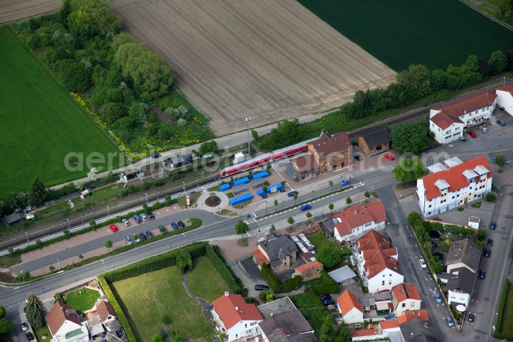 Wörrstadt from above - Centrally located Train station for the rail passenger. The station is located on a small residential area with single-family homes, north extends fields and arable land. Woerrstadt in the state of Rhineland-Palatinate