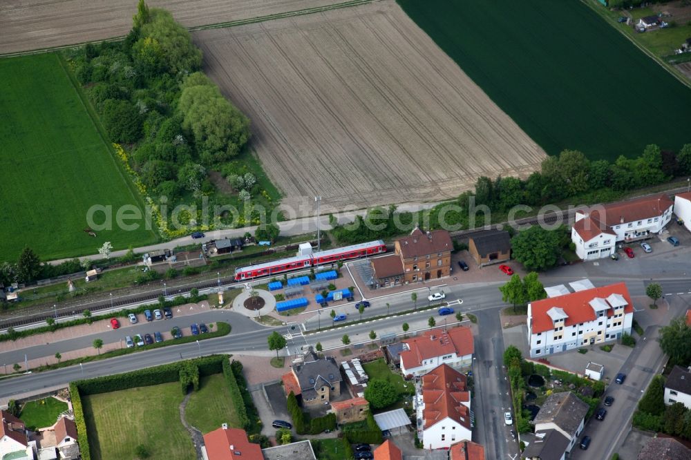 Wörrstadt from the bird's eye view: Centrally located Train station for the rail passenger. The station is located on a small residential area with single-family homes, north extends fields and arable land. Woerrstadt in the state of Rhineland-Palatinate