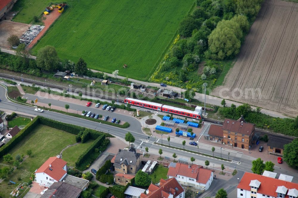 Aerial photograph Wörrstadt - Centrally located Train station for the rail passenger. The station is located on a small residential area with single-family homes, north extends fields and arable land. Woerrstadt in the state of Rhineland-Palatinate