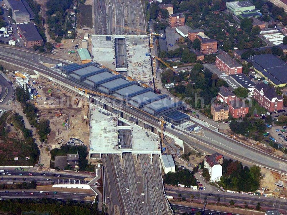 Berlin-Tempelhof from the bird's eye view: Vom 4. April bis Anfang Juni 2006 halten die S-Bahnzüge in Richtung Schöneberg bereits am neuen, endgültigen Bahnsteig Papestraße, während sie in Richtung Tempelhof weiter den provisorischen Bahnsteig anfahren.Doch auch ab Juni, wenn der komplette neue Bahnsteig in Betrieb geht, bleibt der Ringbahnhof eine Baustelle.