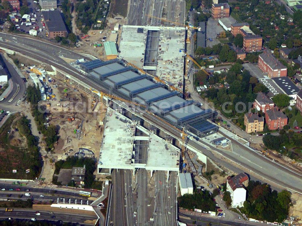 Aerial image Berlin-Tempelhof - Vom 4. April bis Anfang Juni 2006 halten die S-Bahnzüge in Richtung Schöneberg bereits am neuen, endgültigen Bahnsteig Papestraße, während sie in Richtung Tempelhof weiter den provisorischen Bahnsteig anfahren.Doch auch ab Juni, wenn der komplette neue Bahnsteig in Betrieb geht, bleibt der Ringbahnhof eine Baustelle.