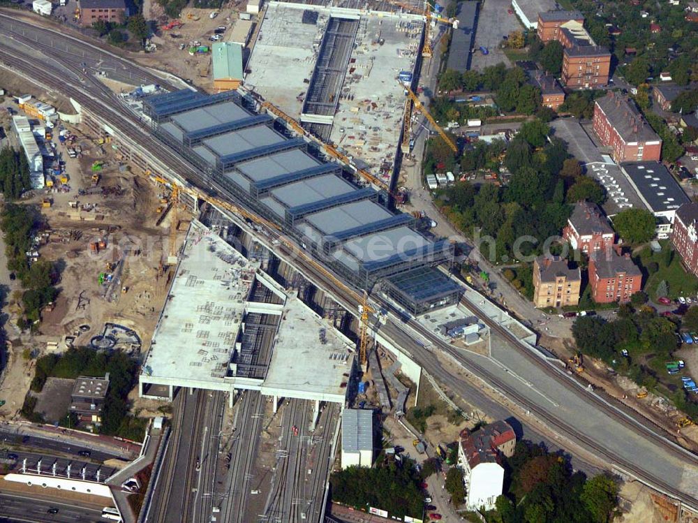 Aerial photograph Berlin-Tempelhof - Vom 4. April bis Anfang Juni 2006 halten die S-Bahnzüge in Richtung Schöneberg bereits am neuen, endgültigen Bahnsteig Papestraße, während sie in Richtung Tempelhof weiter den provisorischen Bahnsteig anfahren.Doch auch ab Juni, wenn der komplette neue Bahnsteig in Betrieb geht, bleibt der Ringbahnhof eine Baustelle.