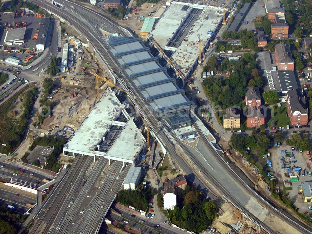 Berlin-Tempelhof from above - Vom 4. April bis Anfang Juni 2006 halten die S-Bahnzüge in Richtung Schöneberg bereits am neuen, endgültigen Bahnsteig Papestraße, während sie in Richtung Tempelhof weiter den provisorischen Bahnsteig anfahren.Doch auch ab Juni, wenn der komplette neue Bahnsteig in Betrieb geht, bleibt der Ringbahnhof eine Baustelle.